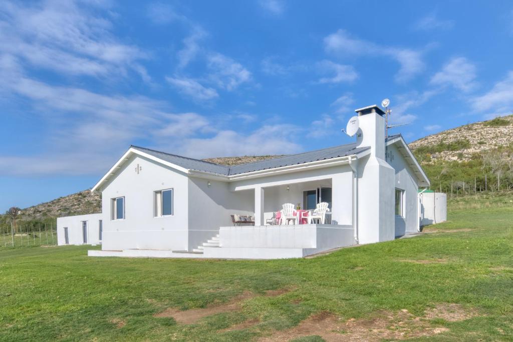 a white house with a large yard at Jack's Place in Bredasdorp