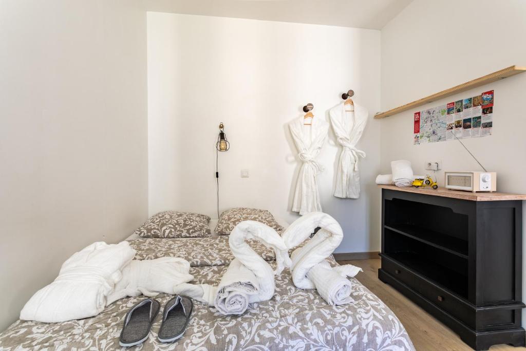 um quarto com duas camas com toalhas em LE JACOBIN 2 em Rennes