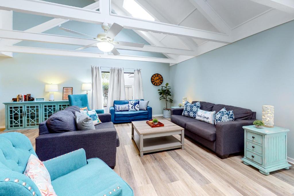 ein Wohnzimmer mit 2 Sofas und einer Decke in der Unterkunft Queens Grant 619 in Hilton Head Island