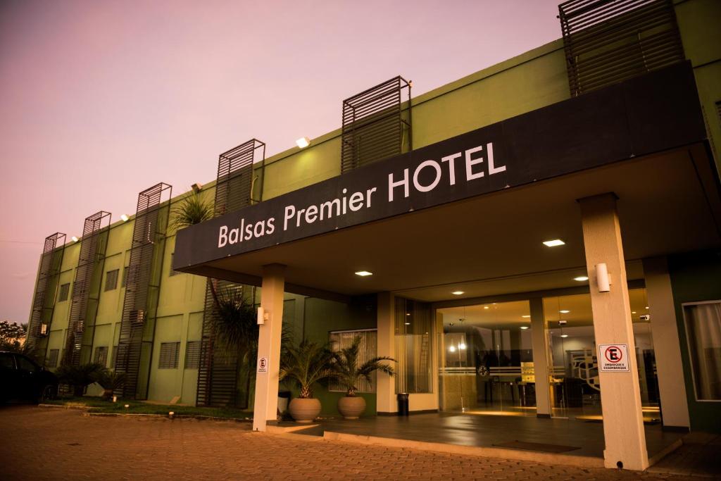 un hotel con un cartel que lee autobuses hotel premier en BALSAS PREMIER HOTEL, en Balsas