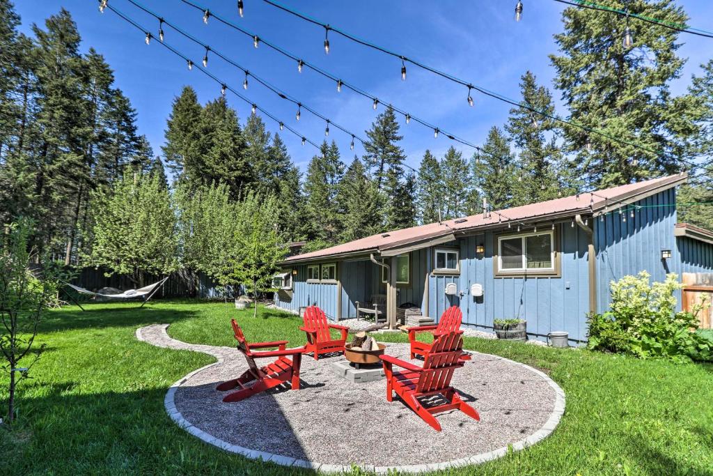 Κήπος έξω από το Spacious Whitefish Getaway Hike, Ski, Bike and More