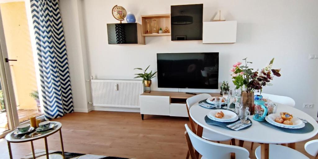 Televízia a/alebo spoločenská miestnosť v ubytovaní Sea View Mieszknie na Wynajem Gdynia z Widokiem na Morze Dworzec Centrum