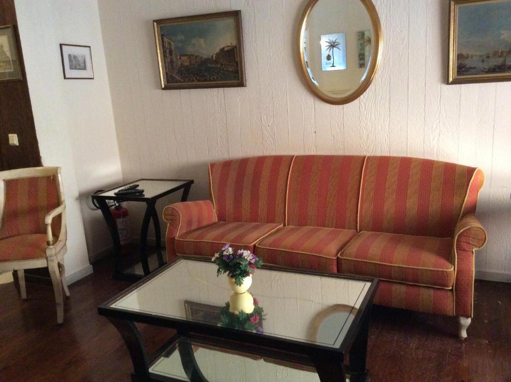 Istumisnurk majutusasutuses Cavalieri Hotel