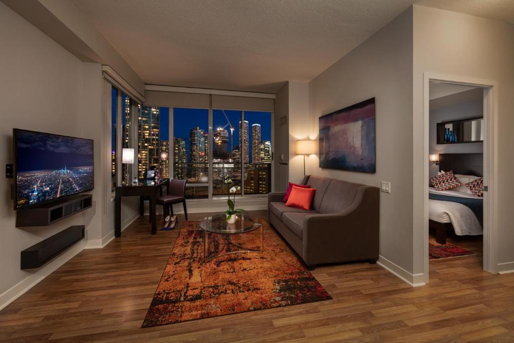 TV a/nebo společenská místnost v ubytování Executive Hotel Cosmopolitan Toronto