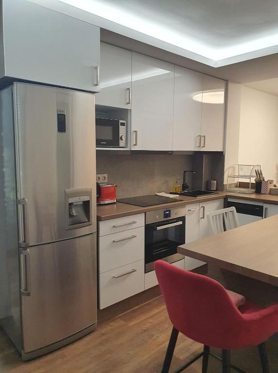 Kuchyňa alebo kuchynka v ubytovaní Dévai-LUX Apartman Sárvár