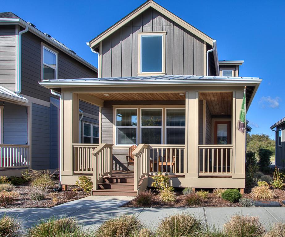 a house with a front porch with a deck at Windswept Cottage in Ocean Shores