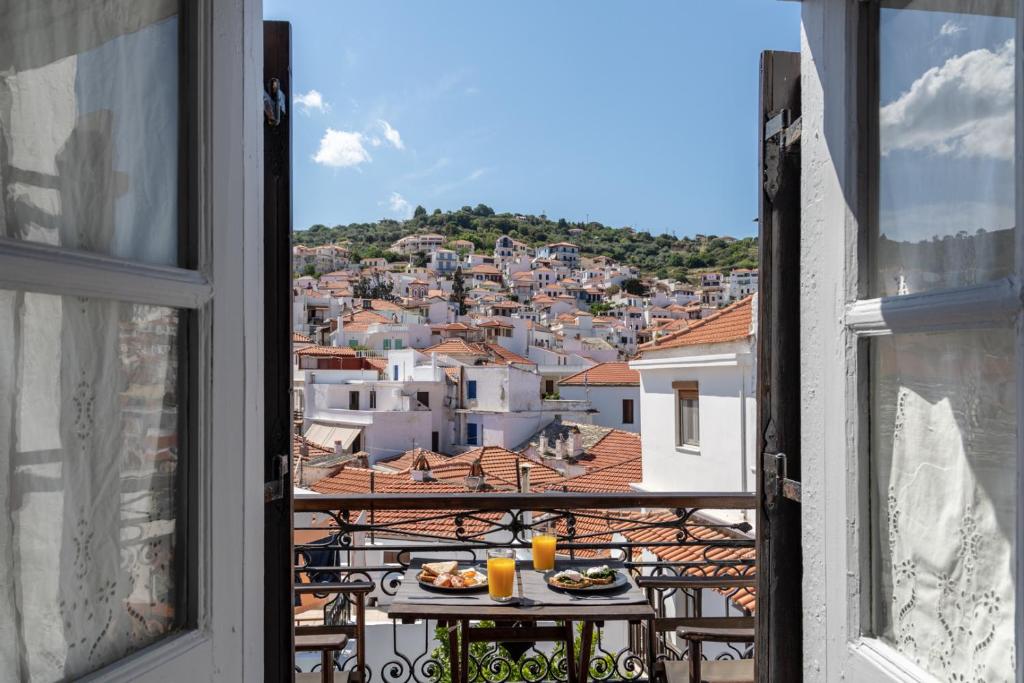 uma vista da cidade a partir de uma janela aberta em Traditional House em Skopelos