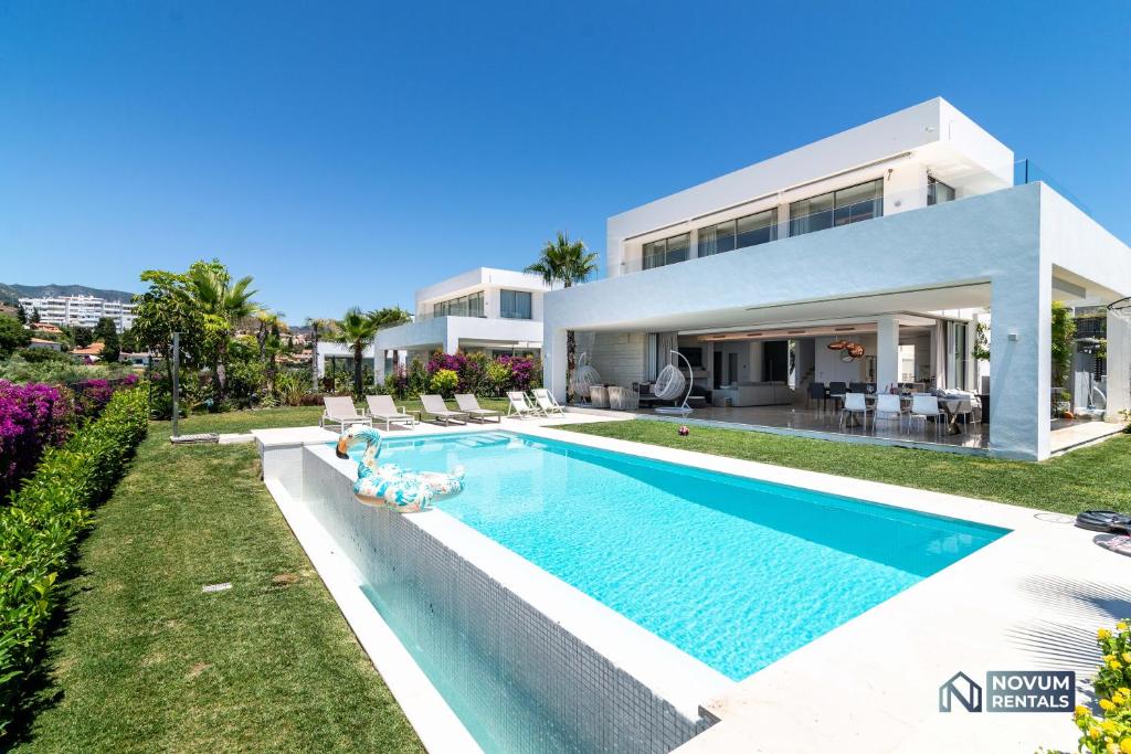 HIGH-END 4-BDRM Villa in Luxurious La Finca de Marbella ...