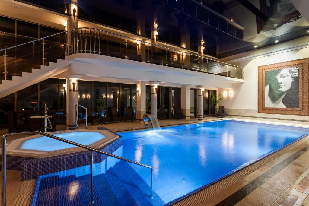 Piscina de la sau aproape de Hotel Lambert Medical Spa