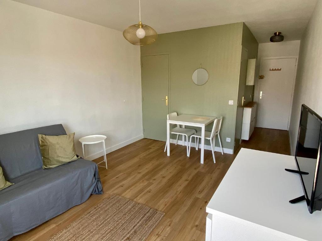 un salon avec un canapé et une table dans l'établissement Appartement 1 pièce, Hyper centre, Grosse Horloge, à La Rochelle