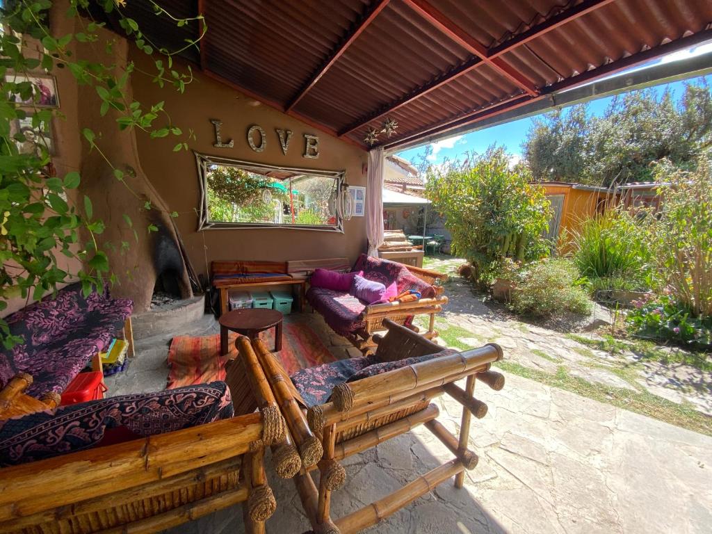 sala de estar con sofás y porche en Casa de la Gringa Mountain House, en Cusco