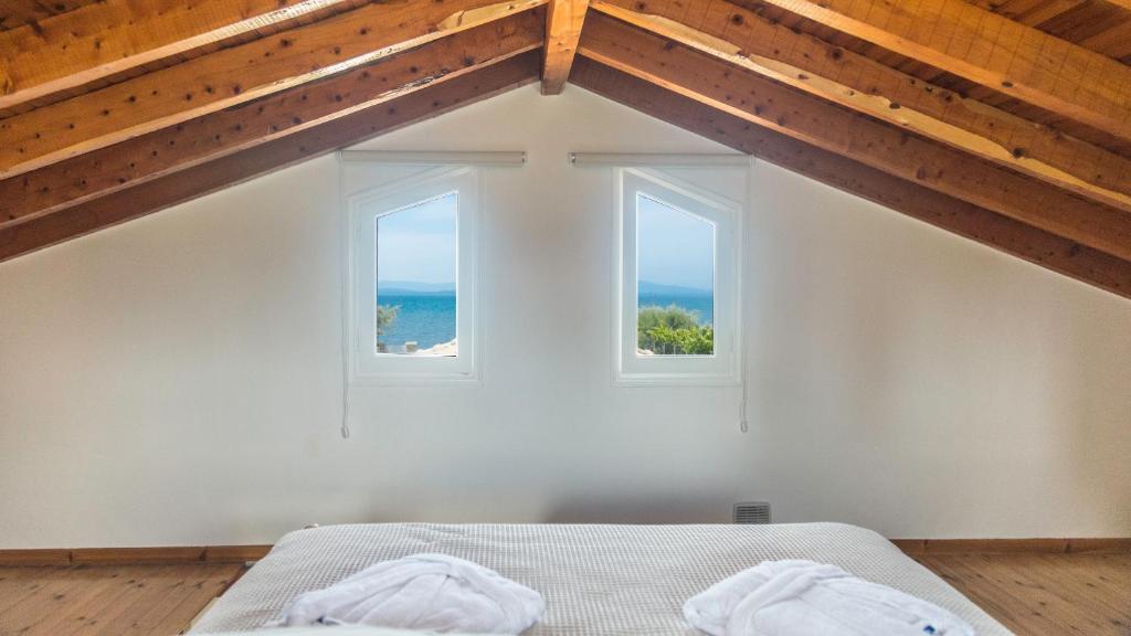 A bed or beds in a room at Terracotta beach house