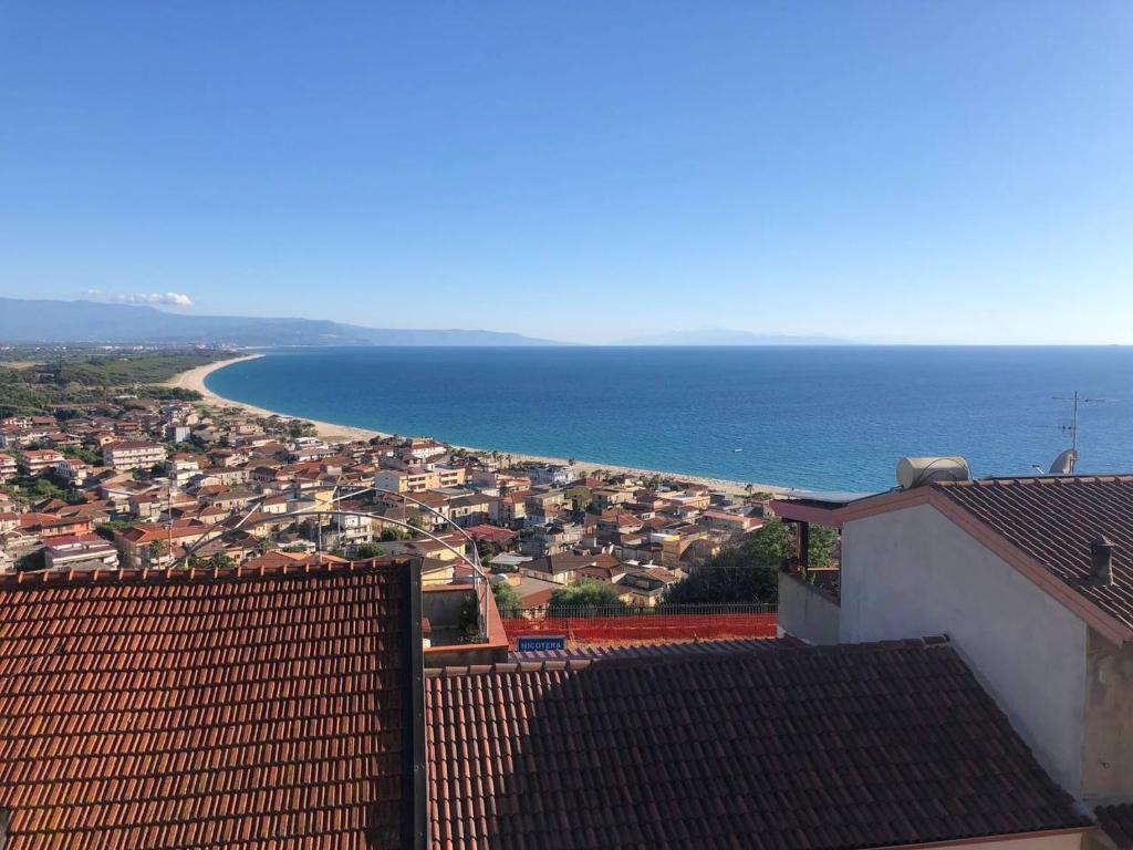 - une vue sur la ville et l'océan depuis un bâtiment dans l'établissement Appartamenti Vista Mare, à Nicotera