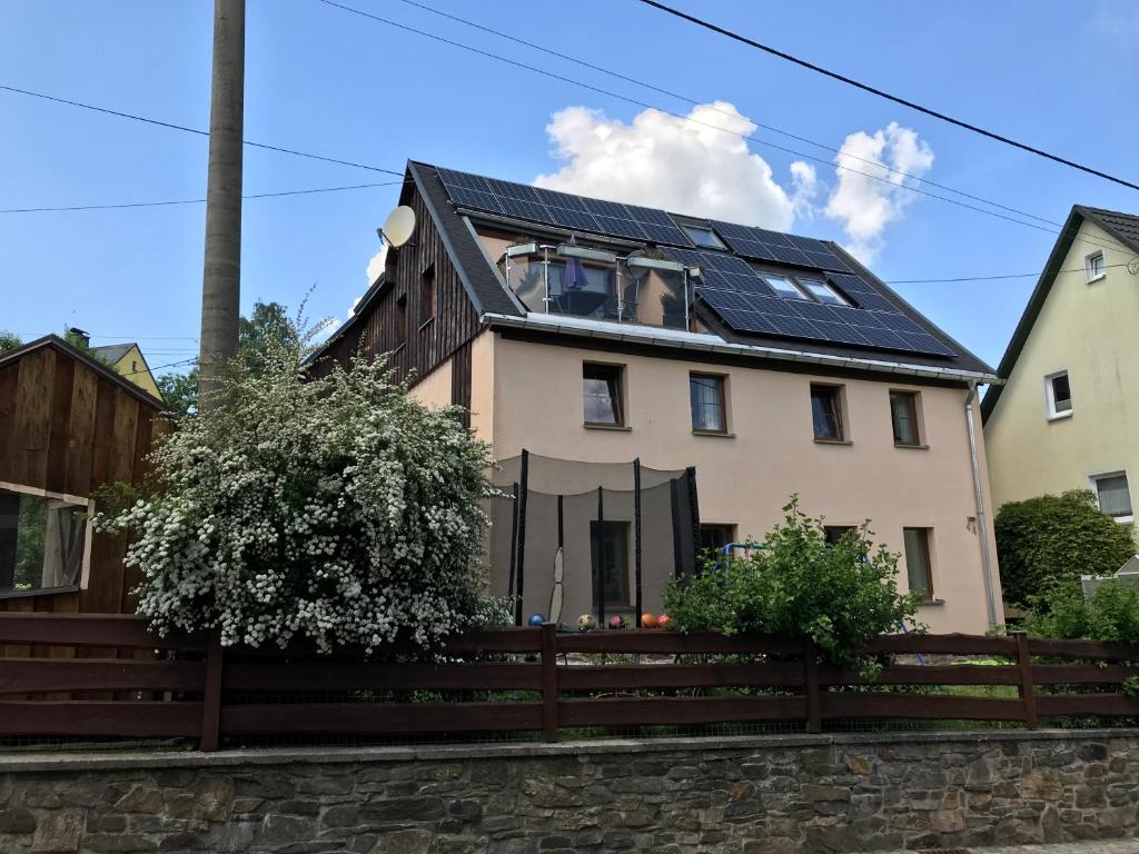 uma casa com painéis solares no telhado em Ferienwohnung Baumann em Schwarzenberg