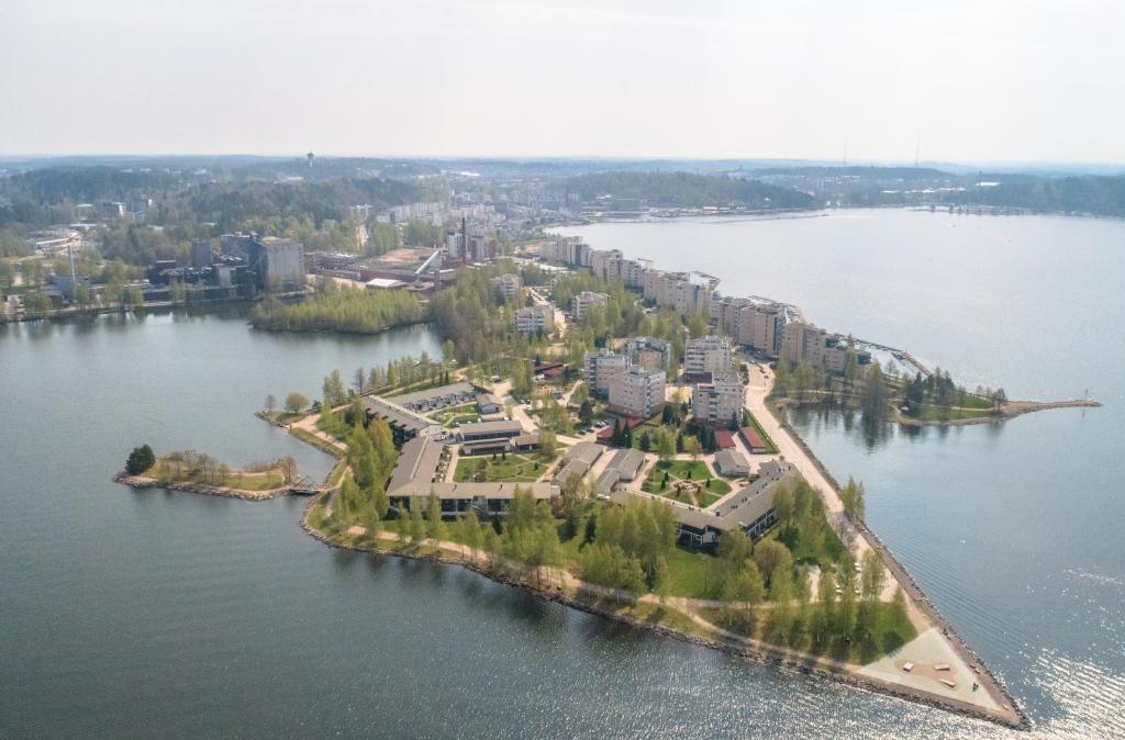 una vista aérea de una isla en un cuerpo de agua en Capitano, en Lahti