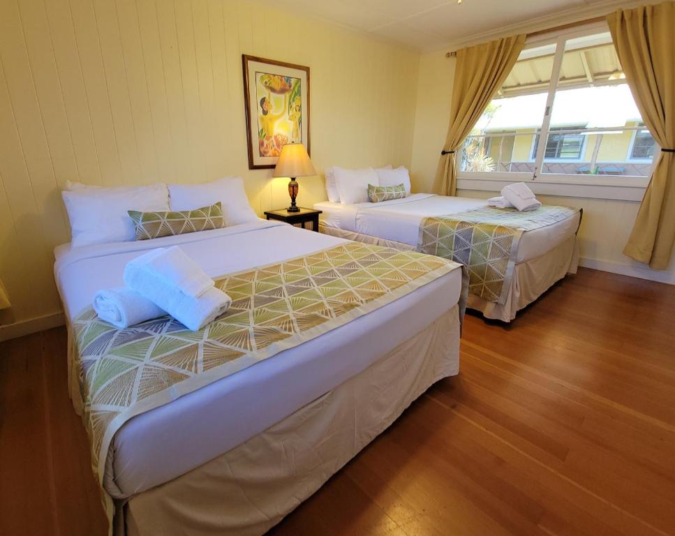 Postel nebo postele na pokoji v ubytování Kohala Village INN