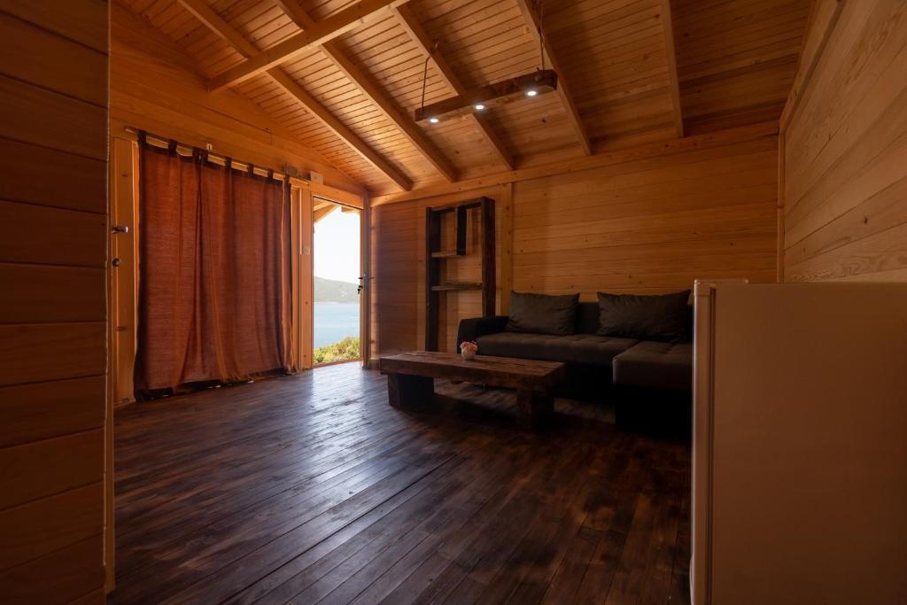 Feral Beach - One Bedroom Apartment With Terrace And Sea View