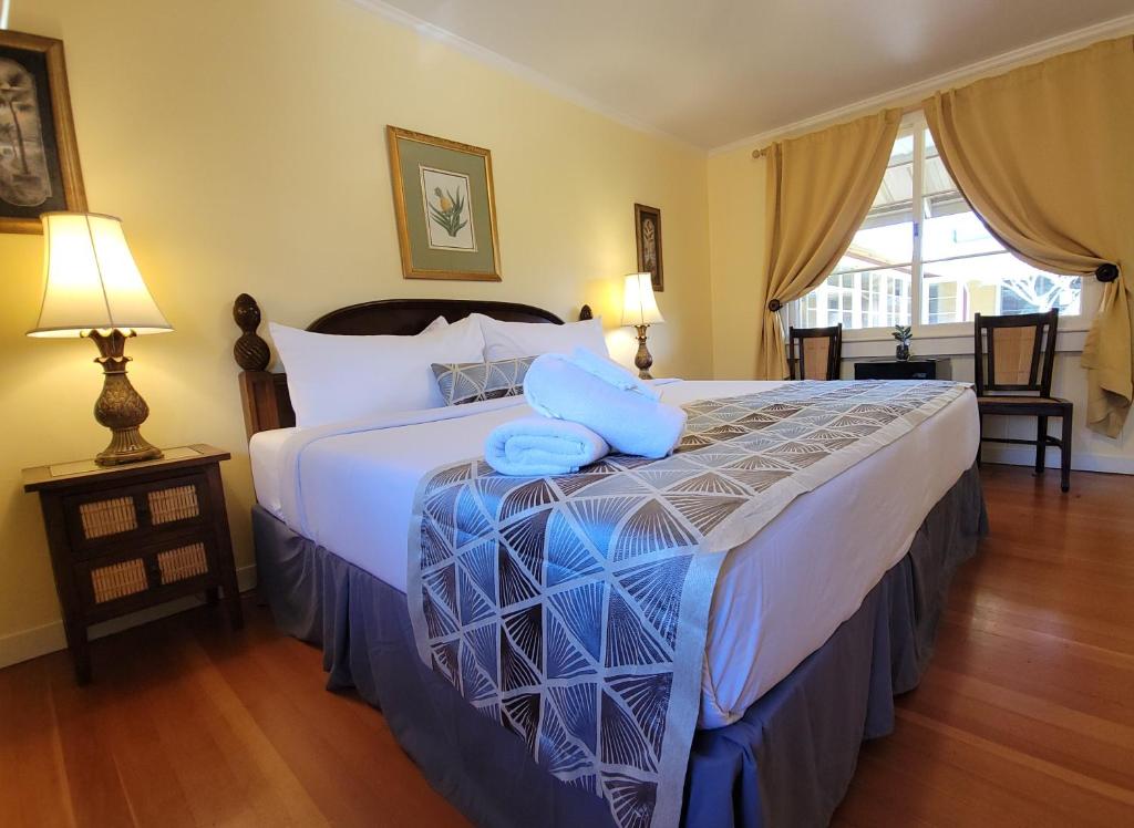 Postel nebo postele na pokoji v ubytování Kohala Village INN