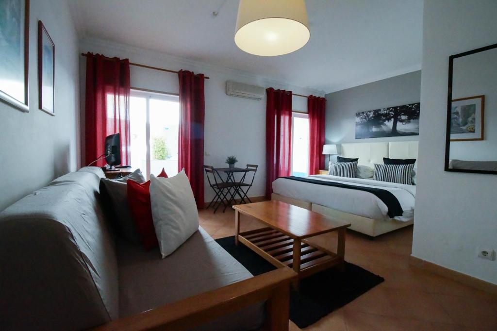 Postel nebo postele na pokoji v ubytování Oasis Beach Apartments