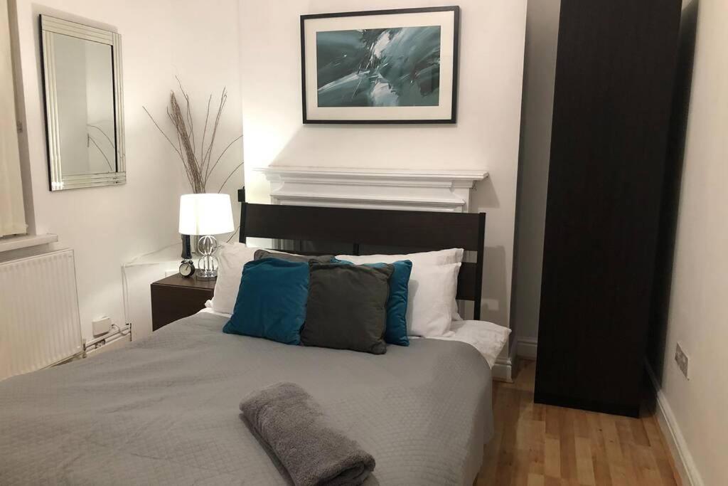 sypialnia z dużym łóżkiem z niebieskimi poduszkami w obiekcie Le Grande Newport w mieście Newport