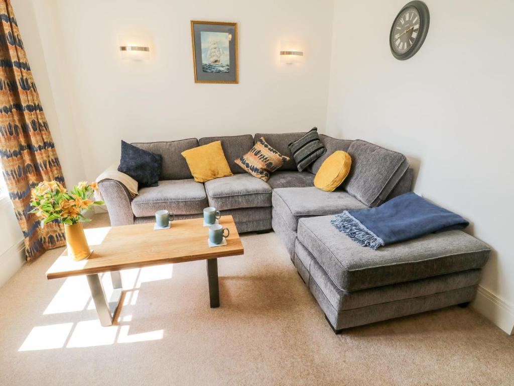 uma sala de estar com um sofá e uma mesa de centro em Sail Away, 17 Union Mill em Whitby