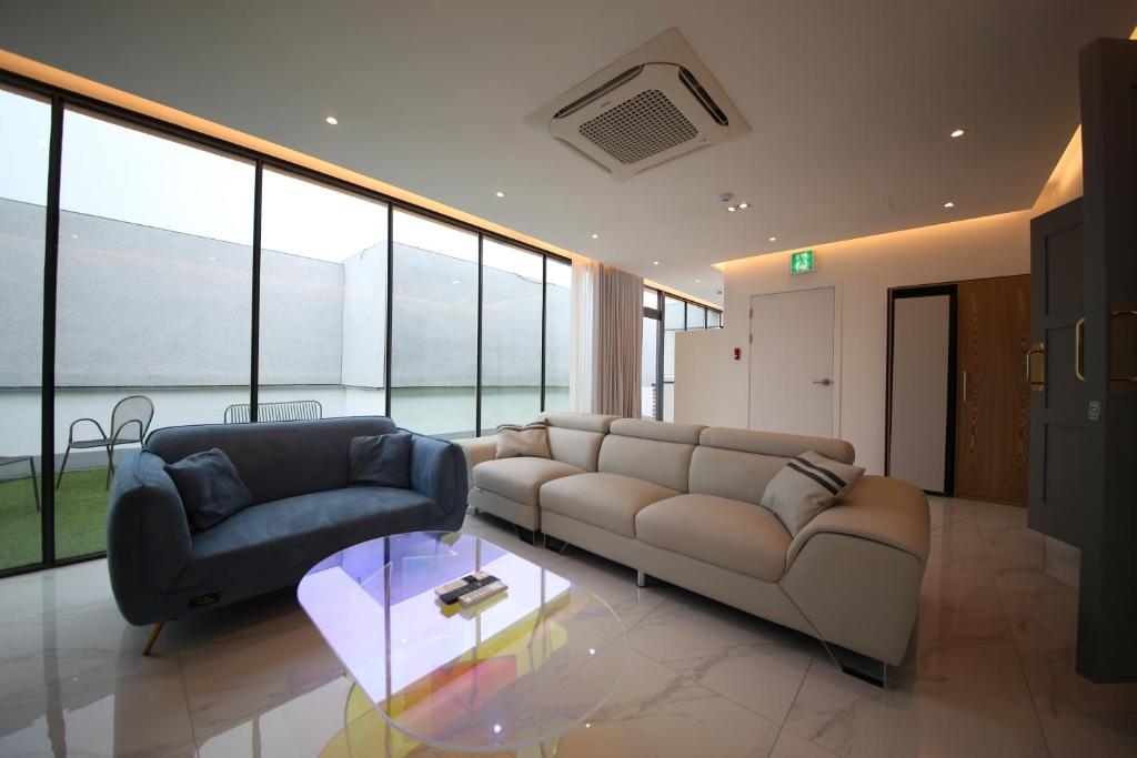 a living room with a couch and a table at Hotel Vantt in Gwangju