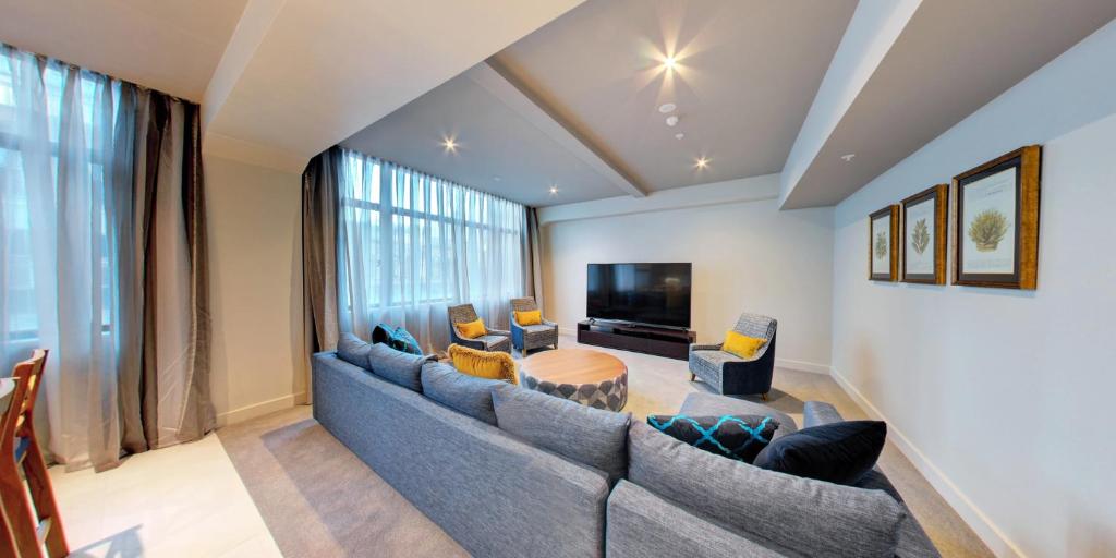 TV a/nebo společenská místnost v ubytování Distinction Dunedin Hotel