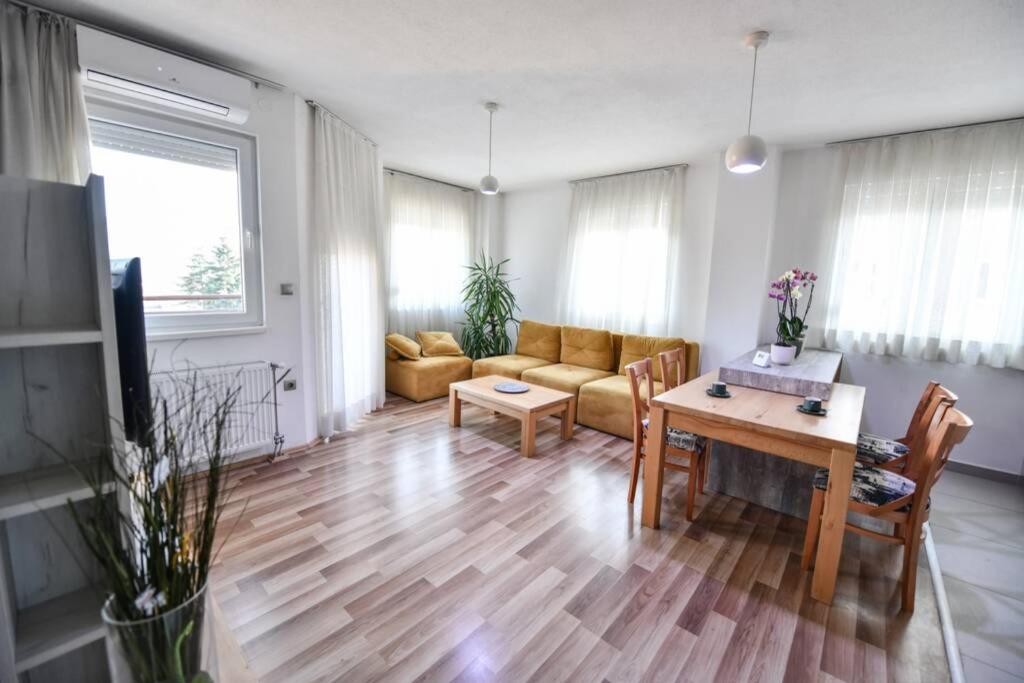un soggiorno con divano e tavolo di Exclusive 7- New Modern Cozy Apartment a Kočani