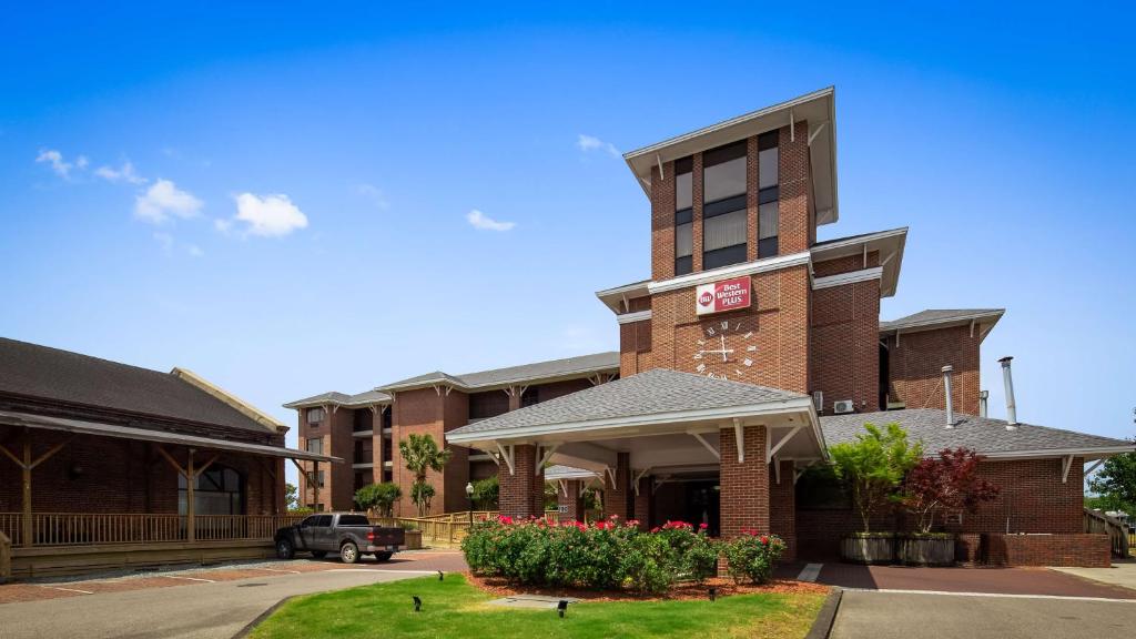 a red brick building with a sign on it at Best Western Plus Coastline Inn in Wilmington