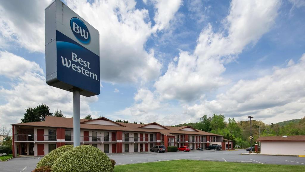 een straatbord voor een hotel bij Best Western of Murphy in Murphy