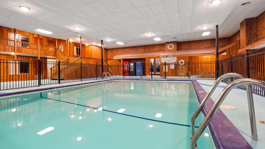 ein großer Pool in einem großen Gebäude in der Unterkunft Sturgis Lodge and Suites in Sturgis