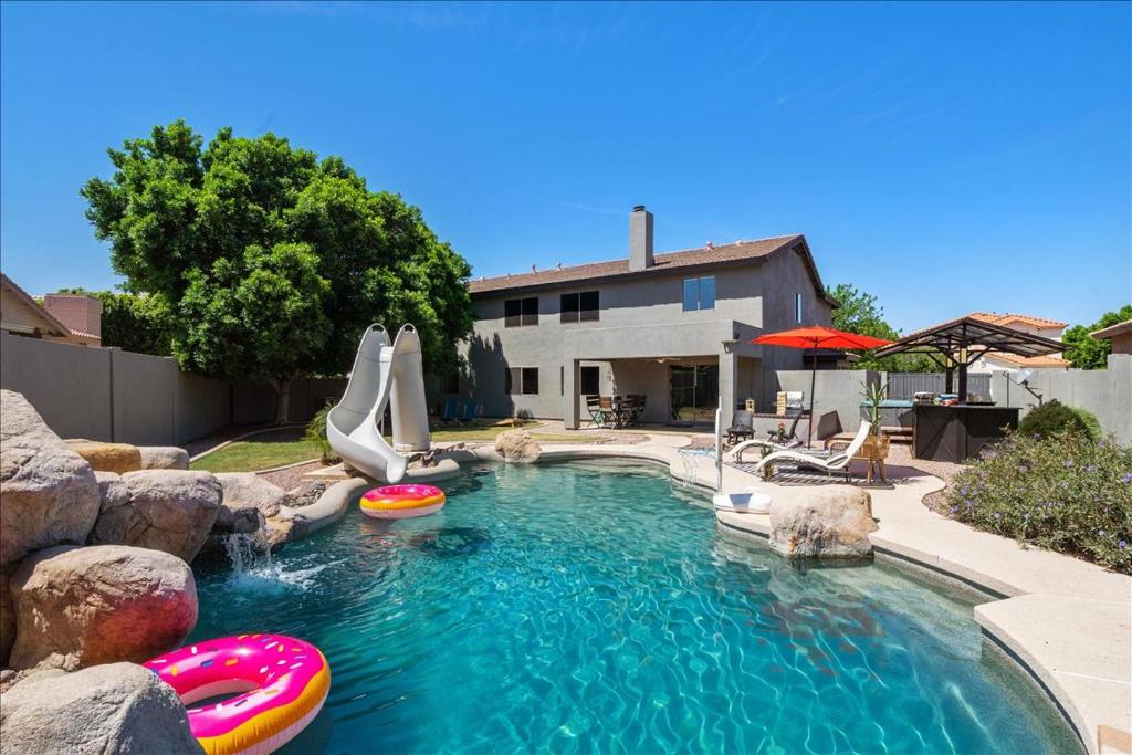 una piscina con tobogán y un parque acuático en 5 Bedroom 4 Bath Boutique Home PREMIUM LOCATION + heated pool option en Glendale