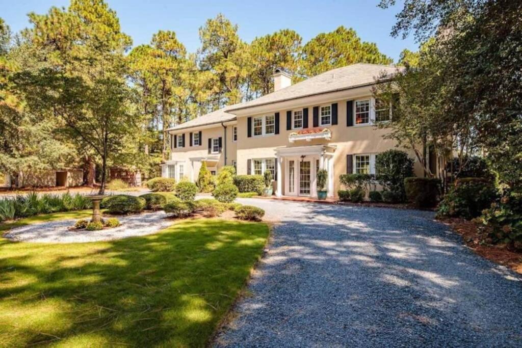 サザンパインズにあるKnollwood Manor - The Historic Mid Pines Mansionの大白い家