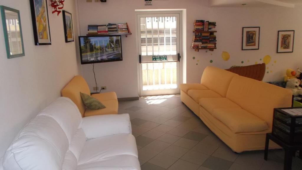 A seating area at Hotel Ciao Bed & Breakfast