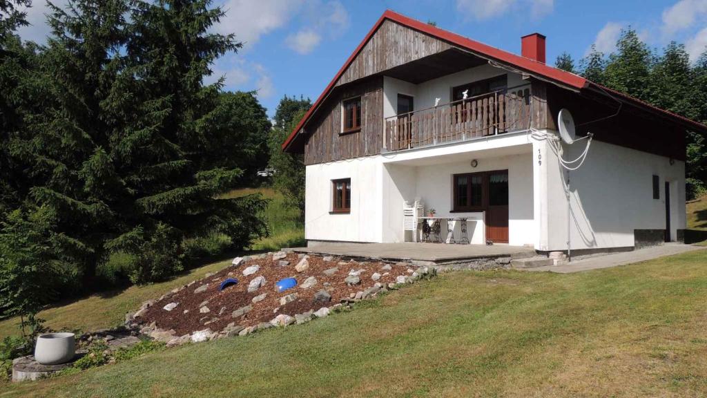 Holiday home Sedlonov/Adlergebirge 949 في Sedloňov: منزل مع شرفة على قمة تلة