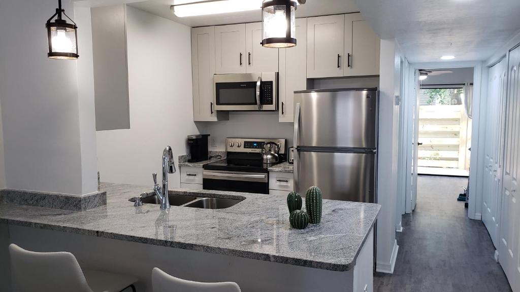 Discover Luxury Condo Steps Away from Celebration Pointe and I-75!的厨房或小厨房