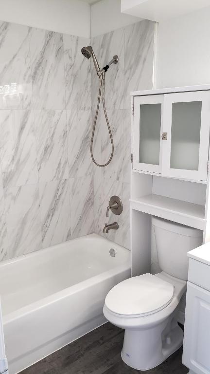 Discover Luxury Condo Steps Away from Celebration Pointe and I-75!的一间浴室