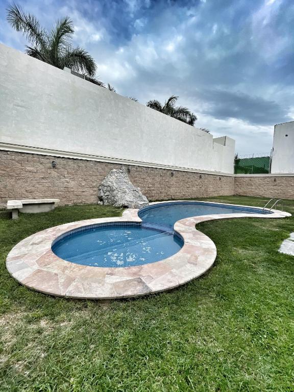 Galería fotográfica de 21 Suite with Jacuzzi a shared pool en Torreón