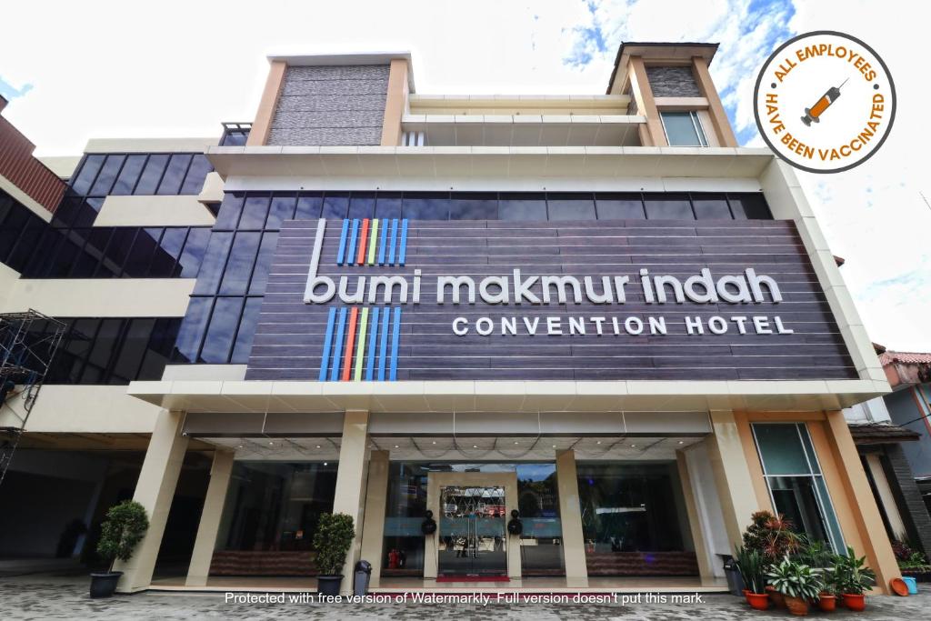 un edificio con un cartel que lee Burnmuth Indiana Convention Hotel en Hotel Bumi Makmur Indah en Bandung