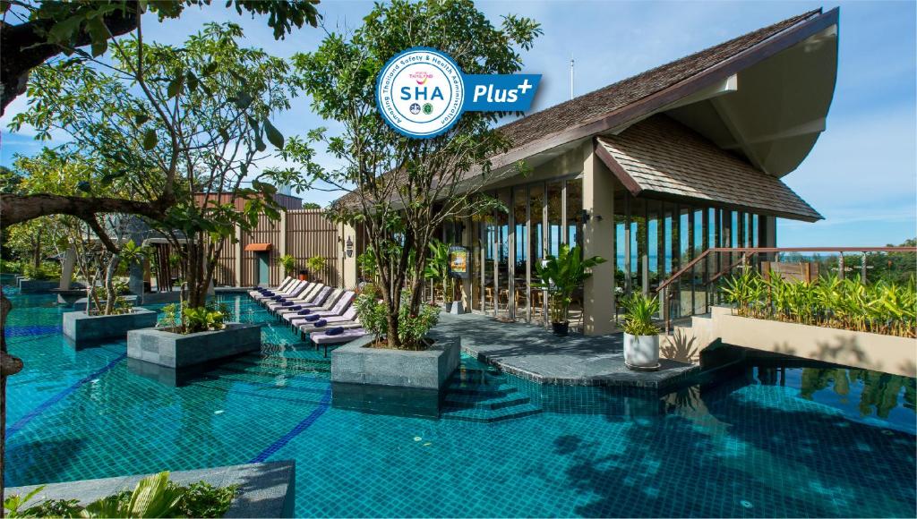 un resort con piscina e un edificio di Mandarava Resort and Spa, Karon Beach - SHA Extra Plus a Karon Beach