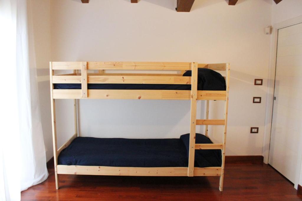 เตียงสองชั้นในห้องที่ Appartamento “il borgo”, tranquillità e cura a 2 km dal mare