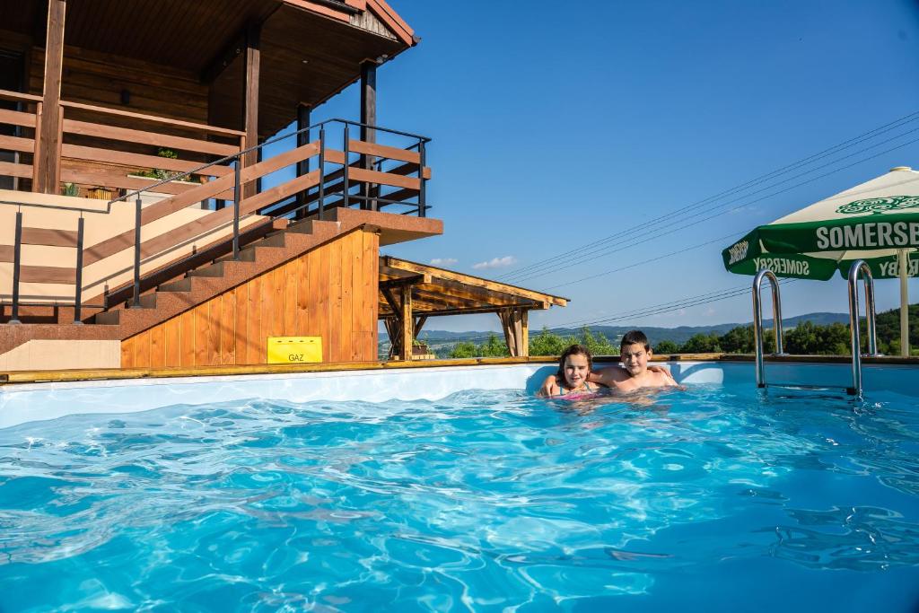 Bazén v ubytovaní Willa Sulimówka - Noclegi Zakliczyn dom basen bania sauna SPA alebo v jeho blízkosti