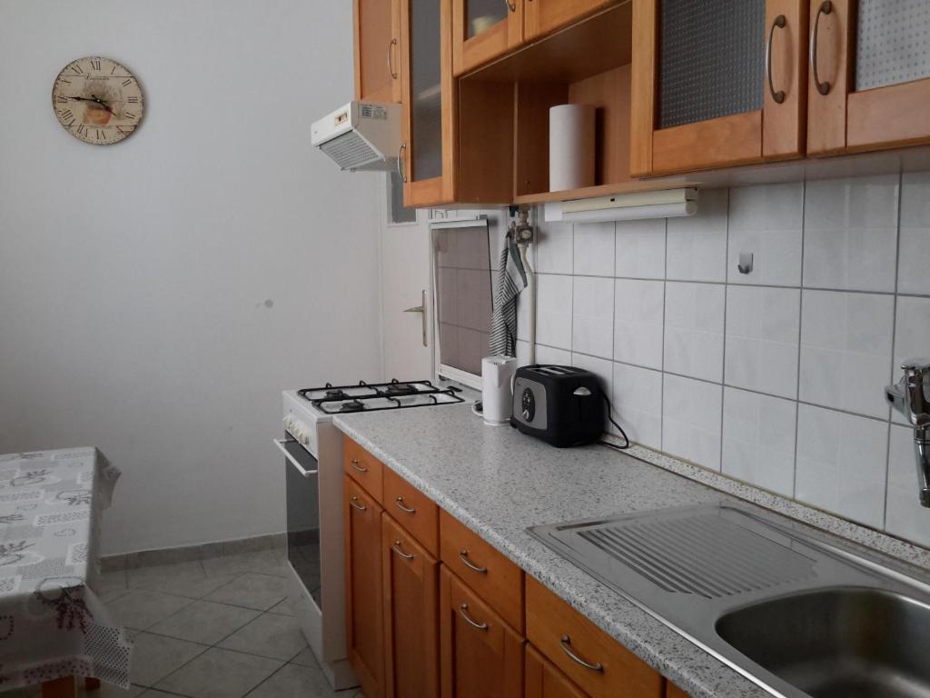 Kuchyňa alebo kuchynka v ubytovaní Szeki Apartman
