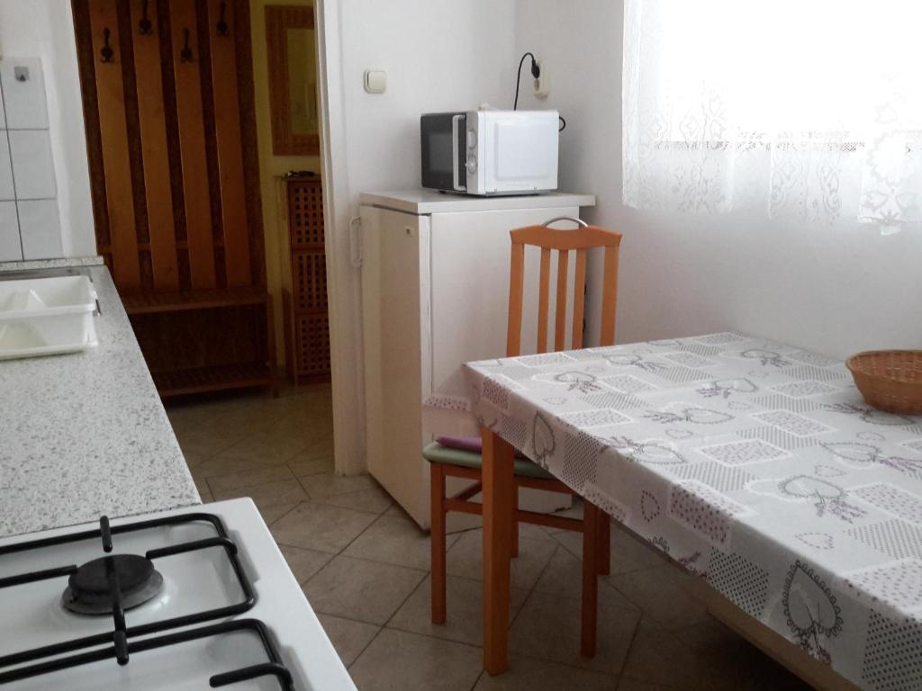 Kuchyňa alebo kuchynka v ubytovaní Szeki Apartman