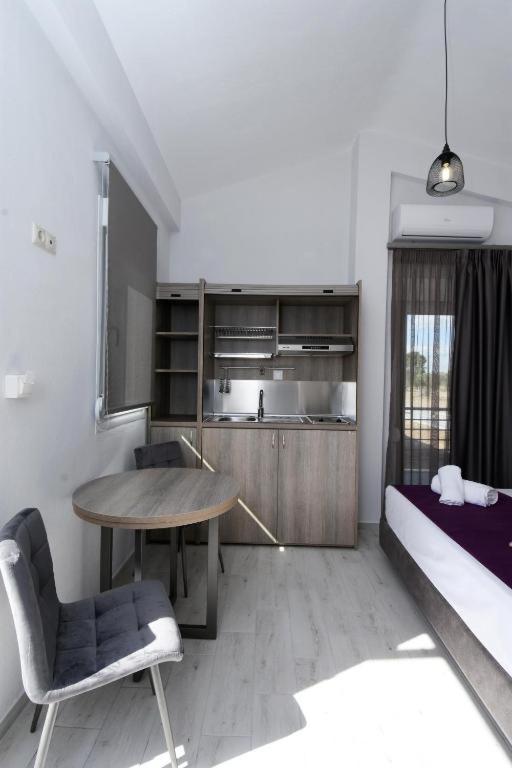 Кухня или мини-кухня в GERANI apartments

