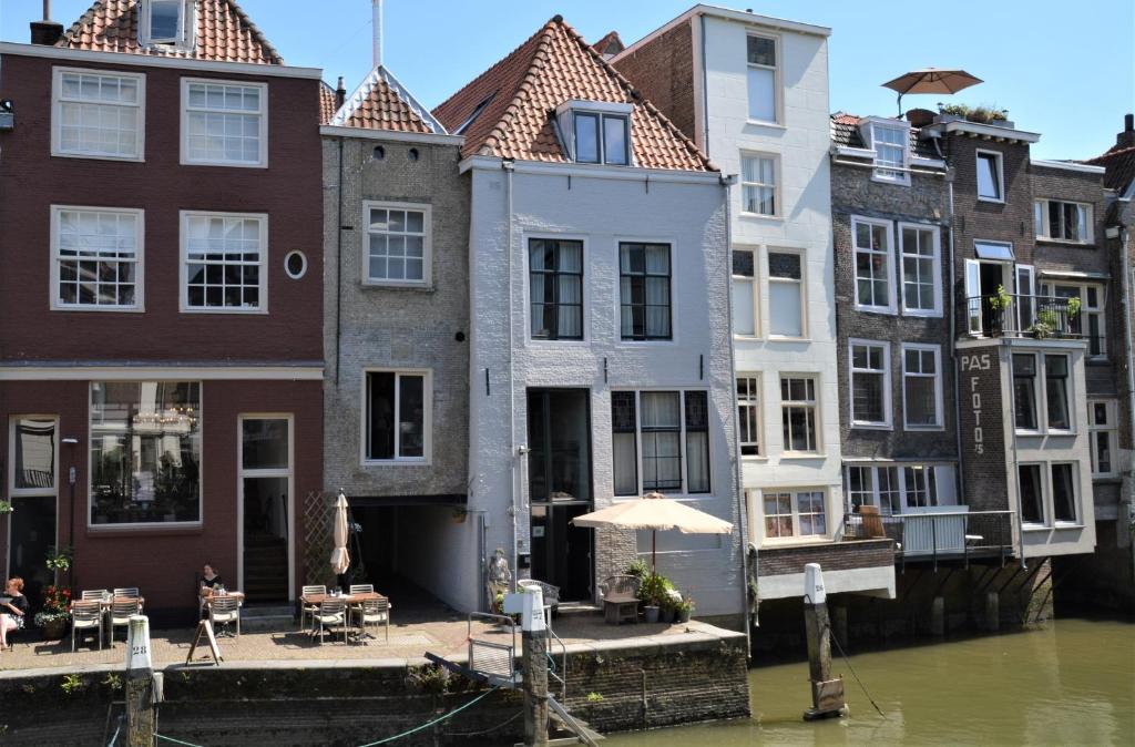 um grupo de edifícios ao lado de uma massa de água em B&B Appelsteiger em Dordrecht