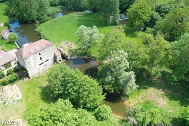 uma vista aérea de uma casa e de um rio em Atelier de peinture au Moulin de Gâteau - Atelier sur l'eau em La Vallée