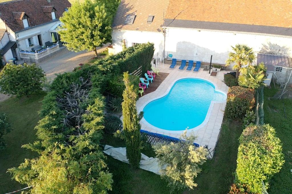 an overhead view of a swimming pool in a yard at Chambres d hôtes de la Mauguinière in Neuillé-le-Lierre