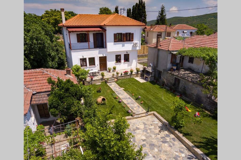 eine Luftansicht eines Hauses mit Hof in der Unterkunft Villa Clairy in Argalasti, Pelion in Argalasti