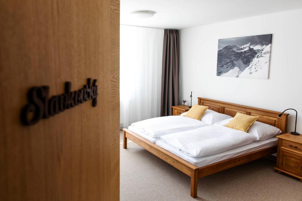 A bed or beds in a room at Chalet Nova Lesna Mountain View